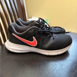 Women’s Nike Shoes Size 7
